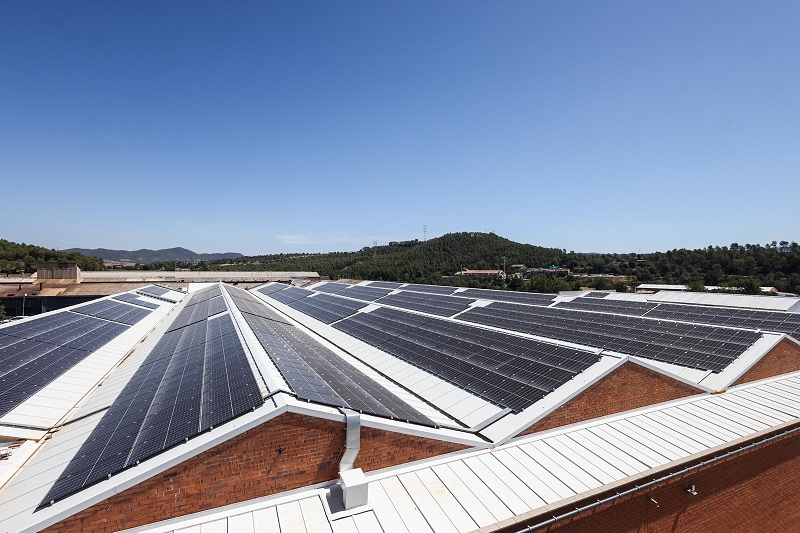 El ICF financia a la empresa Peinaje del Río Llobregat para instalar una planta fotovoltaica con un impacto equivalente a 36.300 árboles