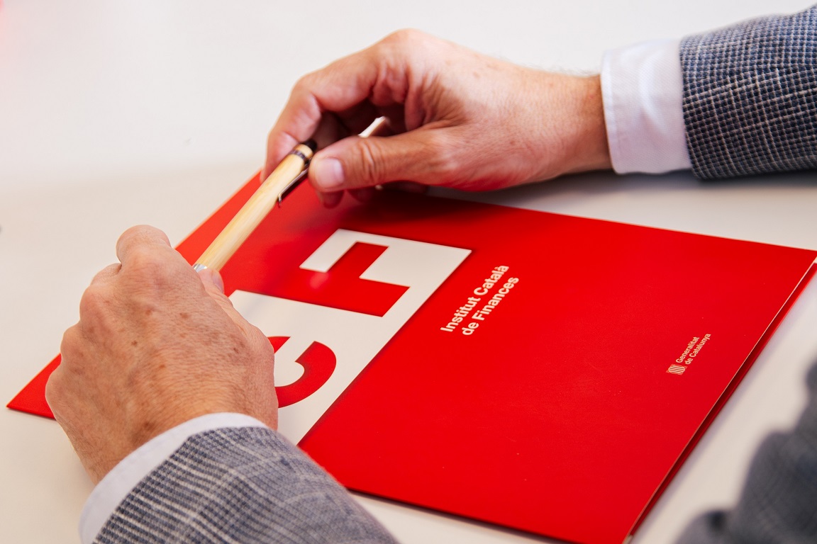 Fotografía de una carpeta corporativa del ICF.