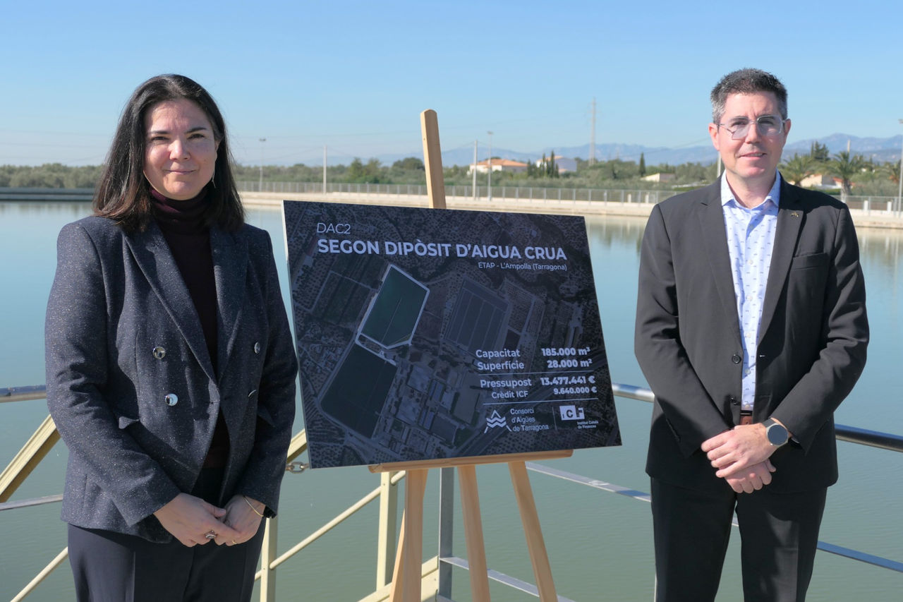 Firma del crédito entre Vanessa Servera (ICF) y Marc Brunet (CAT).